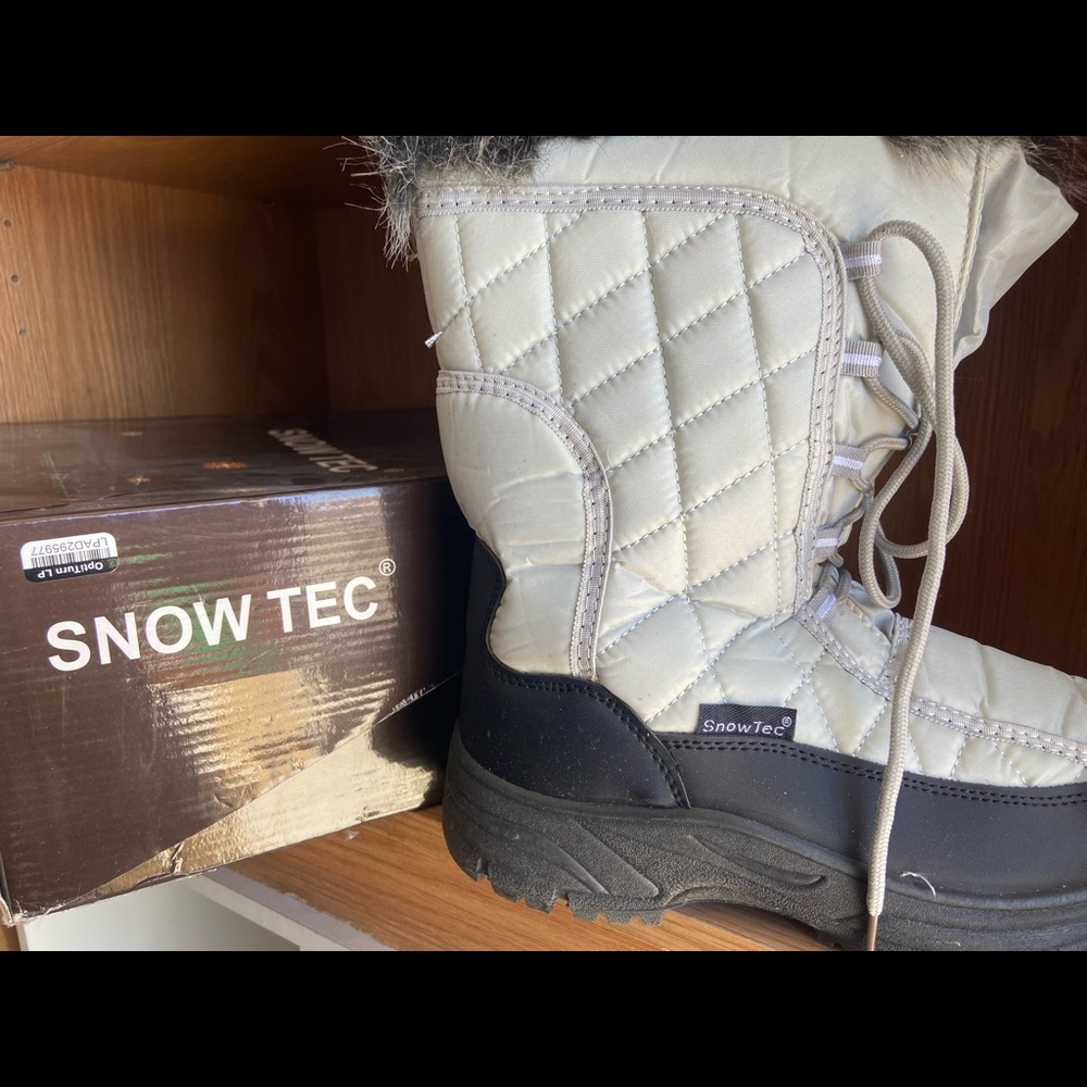 Snow boots